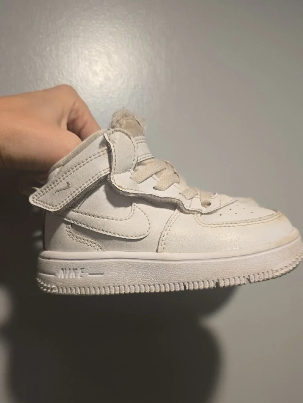 7c US   Kids White High-Top Sneakers